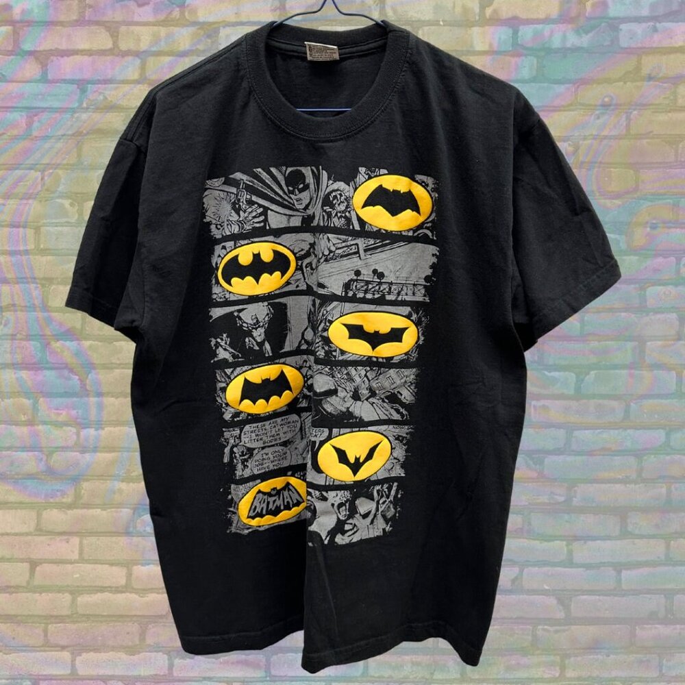 [SOLD] Batman Batsignal Across Generations Shirt Large Y2K Vintage DC